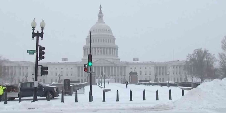 லட்சக்கணக்கான வீடுகளில் மின்சாரம் துண்டிப்பு!