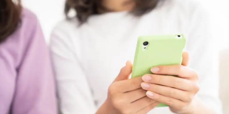 கன்சர்வேடிவ் கட்சி ஆட்சிக்கு வந்தால், 16 வயதுக்குட்பட்டவர்கள் சமூக ஊடகங்களைப் பயன்படுத்த தடை