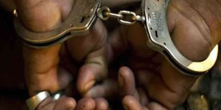 வாளால் பெண்ணை தாக்கிய நபர் துப்பாக்கியுடன் கைது!