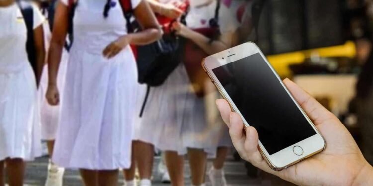 பாடசாலை மாணவர்களுக்கு ஆபாசக் காணொளி காட்டிய நபர் கைது!