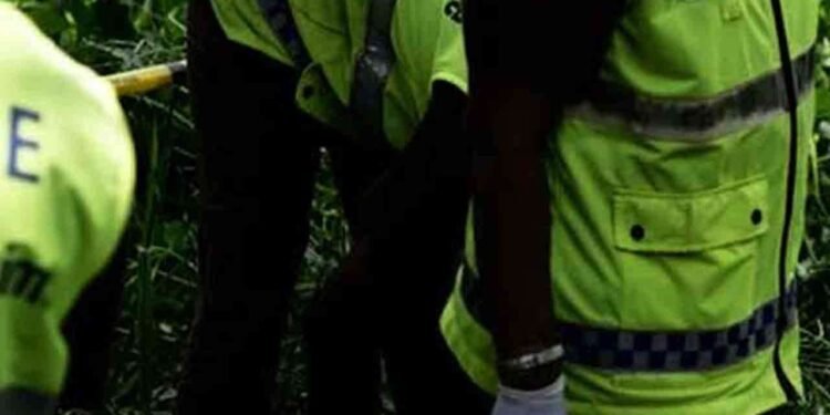 கழுத்தில் வெட்டுக்காயங்களுடன் பெண் ஒருவரின் சடலம் மீட்பு