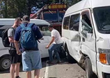 வெளிநாட்டு சுற்றுலாப் பயணிகள் சென்ற வேன் விபத்து