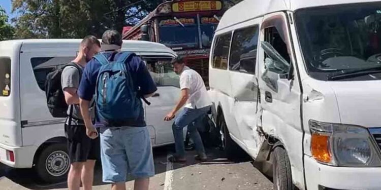 வெளிநாட்டு சுற்றுலாப் பயணிகள் சென்ற வேன் விபத்து