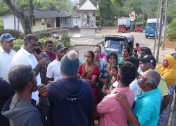 வெள்ள நிவாரணம் கொட்டகலையில் மக்கள் வீதியில் இறங்கிப் போராட்டம்!