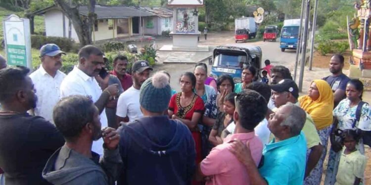 வெள்ள நிவாரணம் கொட்டகலையில் மக்கள் வீதியில் இறங்கிப் போராட்டம்!