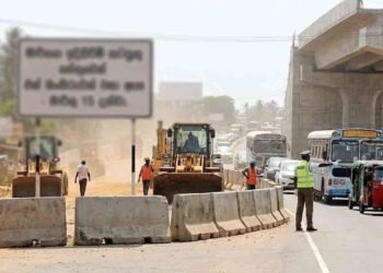 கண்டி-கொழும்பு வீதியில் கடவத்தை பகுதியில் போக்குவரத்து மட்டு: பயணிகள் பாதிப்பு!