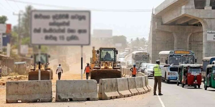 கண்டி-கொழும்பு வீதியில் கடவத்தை பகுதியில் போக்குவரத்து மட்டு: பயணிகள் பாதிப்பு!