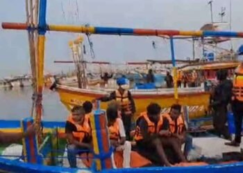 தெற்கு கடலில் கைதான 11 பேரும் திக்கோவிட்ட துறைமுகத்திற்கு