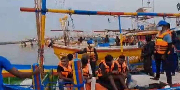 தெற்கு கடலில் கைதான 11 பேரும் திக்கோவிட்ட துறைமுகத்திற்கு