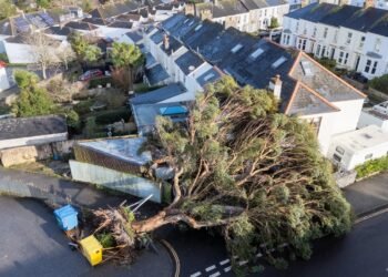 கோரெட்டி புயலால் இங்கிலாந்தின் பல பகுதிகளுக்கு பாதிப்பு