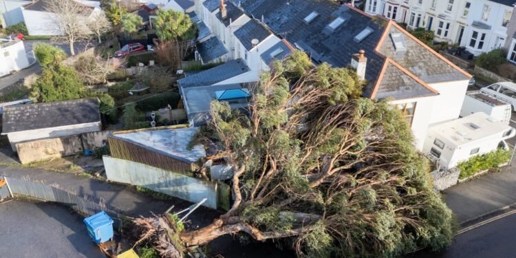 கோரெட்டி புயலால் இங்கிலாந்தின் பல பகுதிகளுக்கு பாதிப்பு