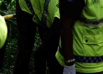 கழுத்தில் வெட்டுக்காயங்களுடன் பெண் ஒருவரின் சடலம் மீட்பு