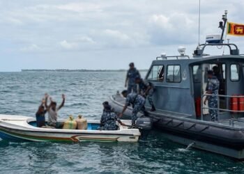 மன்னார் கடலில் சுற்றிவளைக்கப்பட்ட போதைப்பொருள் படகு?