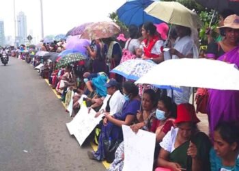 பாடசாலை அபிவிருத்தி உத்தியோகத்தர்கள் கொழும்பில் போராட்டம்