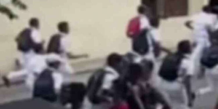 பேருவலையில் இரு பாடசாலை மாணவர்களுக்கு இடையே மோதல்!