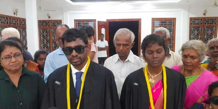 பல்கலைக்கழக பட்டமளிப்பில் நெகிழ்ச்சி!