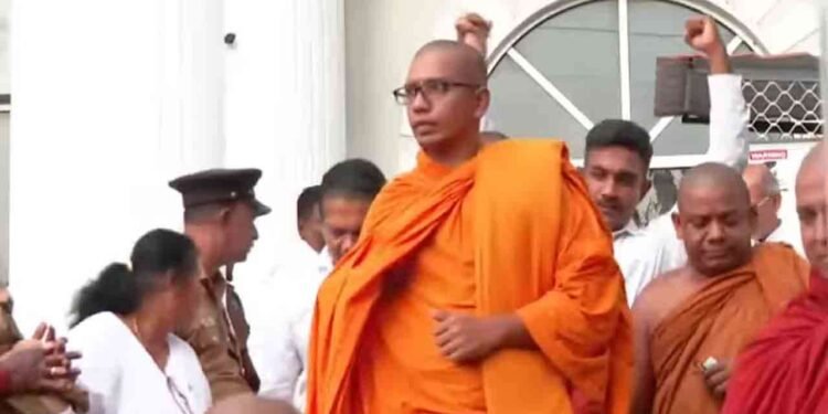 கஸ்ஸப தேரர் உள்ளிட்ட சந்தேகநபர்கள் நீதிமன்றில் இருந்து வௌியேறினர்