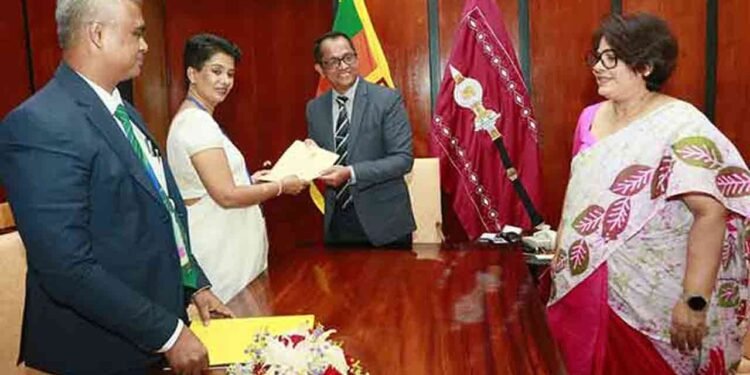 இலங்கையின் முதலாவது பெண் கணக்காய்வாளர் நாயகம் சத்தியப்பிரமாணம்!