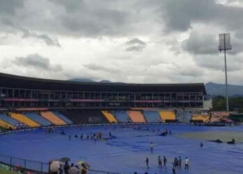 மழை அச்சுறுத்தலுக்கு மத்தியிலும் குவியும் ரசிகர்கள்!