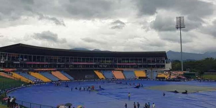 மழை அச்சுறுத்தலுக்கு மத்தியிலும் குவியும் ரசிகர்கள்!