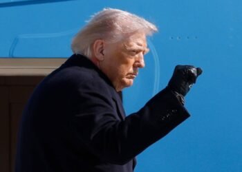 பேச்சுவார்த்தையில் டிரம்ப் அதிருப்தி: பல நாடுகள் பயண எச்சரிக்கை