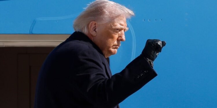 பேச்சுவார்த்தையில் டிரம்ப் அதிருப்தி: பல நாடுகள் பயண எச்சரிக்கை