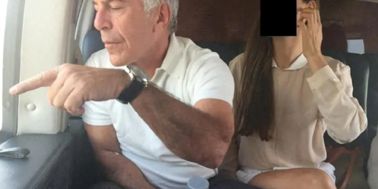 பாதிக்கப்பட்டவர்களின் தகவல்கள் கசிவு – ஆயிரக்கணக்கான எப்ஸ்டீன் ஆவணங்களை நீக்கிய அமெரிக்க நீதித்துறை 