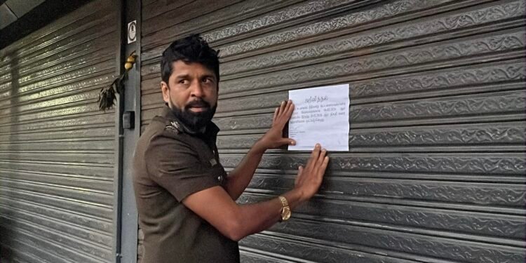 வவுனியாவில் சுகாதார சீர்கேட்டுடன் இயங்கிய பிரபல உணவகங்களுக்கு பூட்டு