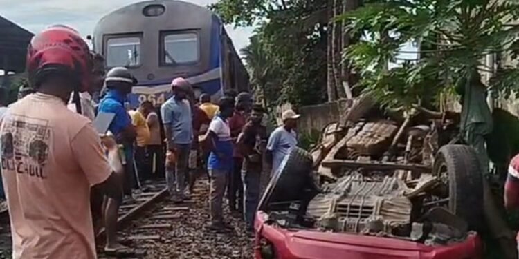 ரயிலுடன் மோதிய கெப் வாகனம்