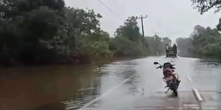 சோமாவதிய – சுங்காவில வீதி நீரில் மூழ்கியது