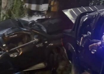 பாலத்திலிருந்து பாய்ந்த கெப் வாகனம்!