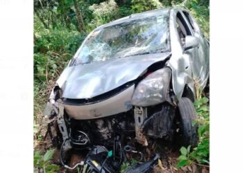 பள்ளத்தில் கவிழ்ந்த கார் மூவர் படுகாயம்!