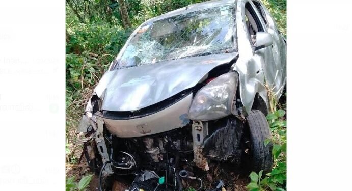 பள்ளத்தில் கவிழ்ந்த கார் மூவர் படுகாயம்!