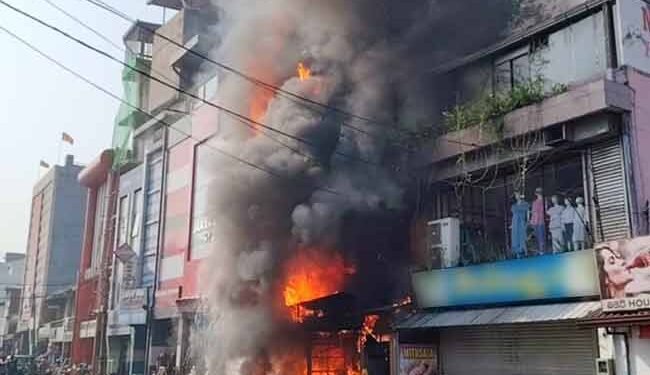 மஹரகம நகரில் உள்ள கடை தொகுதியில் தீ விபத்து