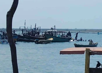 குருநகர் இறங்குத்துறையில் படகு கவிழ்ந்து விபத்து!