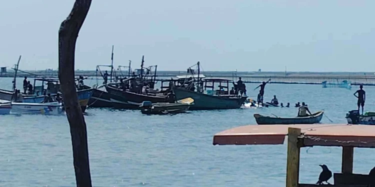 குருநகர் இறங்குத்துறையில் படகு கவிழ்ந்து விபத்து!