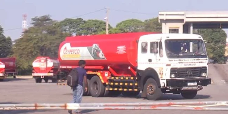 கொலன்னாவ முனையத்திலிருந்து எரிபொருள் இன்றி வௌிறேும் பவுசர்கள்