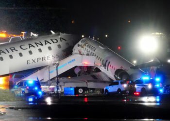 ஏர் கனடா விமான விபத்தில் விமானிகள் இருவர் பலி; பலர் படுகாயம்