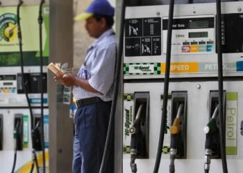 இந்தியாவில் பெட்ரோல், டீசல் மீதான வரி அதிரடியாக குறைப்பு