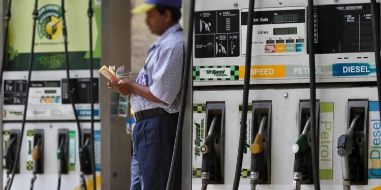 இந்தியாவில் பெட்ரோல், டீசல் மீதான வரி அதிரடியாக குறைப்பு