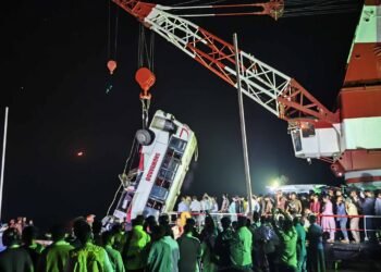 பங்களாதேஷ் பஸ் விபத்தில் 23 பேர் பலி!