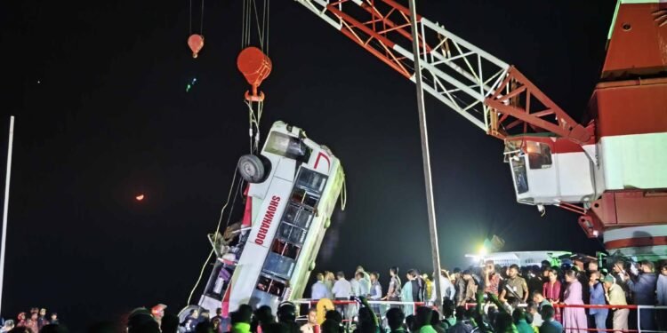 பங்களாதேஷ் பஸ் விபத்தில் 23 பேர் பலி!