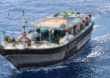 கடற்படையால் சுற்றிவளைக்கப்பட்ட படகில் 250 கிலோ கொக்கேன்!