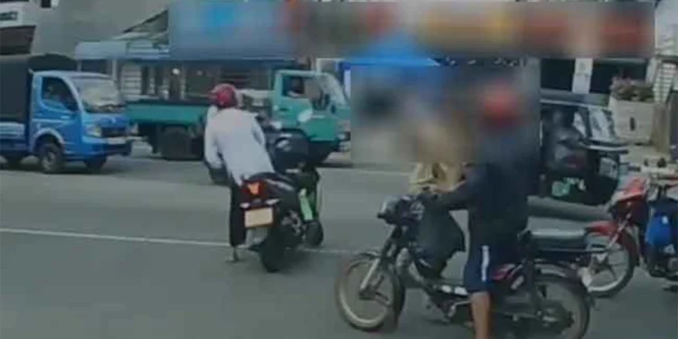 CCTV -இல் பதிவான தலைக்கவச தாக்குதல்!