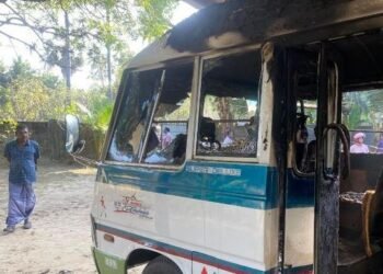 யாழில் பேருந்துக்கு தீ வைப்பு