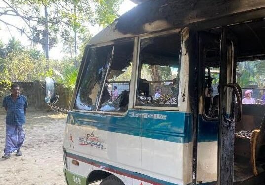 யாழில் பேருந்துக்கு தீ வைப்பு