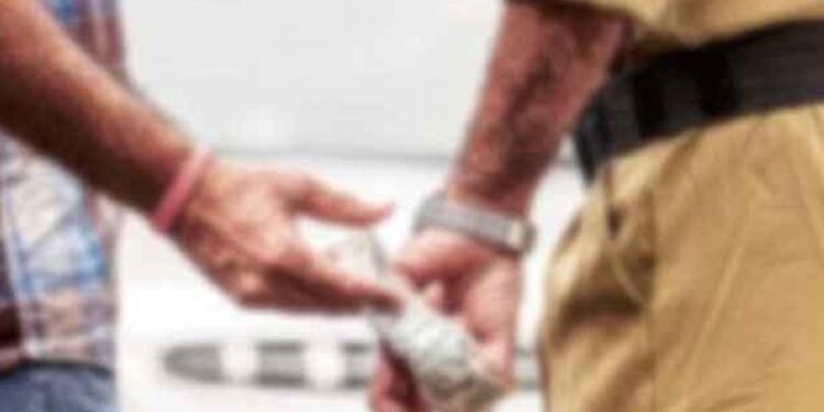 4000 ரூபாய் இலஞ்ச பெற்ற பொலிஸ் சார்ஜன்ட் கைது