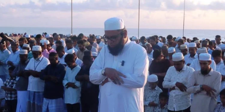 மருதமுனை கடற்கரை திறந்தவெளித் திடலில் இடம்பெற்ற நோன்புப் பெருநாள் தொழுகை