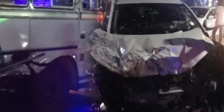 கல்கிசை சந்தியில் பேருந்து – கார் மோதி விபத்து!