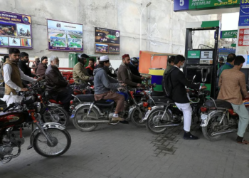 பாகிஸ்தானில் பெட்ரோல், டீசல் விலை 50% உயர்வு